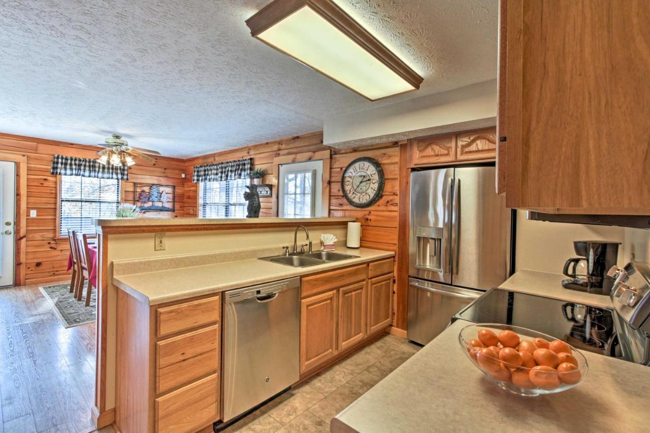 Sevierville Cabin With Hot Tub, Views And Pool Access! Exterior photo